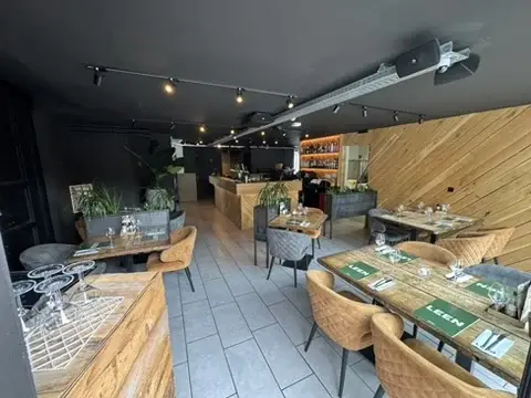 Lange gedekte tafel in De Tuinkamer van Club LEEN voor een groepsdiner
